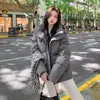 Jaqueta curta acolchoada feminina estilo Guji, espessa, modelagem solta, com capuz, para mulheres baixinhas, novo casaco de inverno 2026