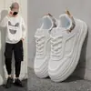 KYD-915 nuevos cómodos 2026 otoño versátiles zapatos casuales para hombre, transpirables estilo coreano casual zapatillas blancas para hombre