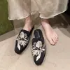 Novas Meias Pantufa Fechadas Bordadas Estilo Chinês para Mulheres, Adequadas para Uso Externo, Novidade Primavera/Verão 2026 Mule Rasteirinha Versátil Retrô
