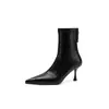 Botas de salto alto elegantes e estilosas estilo britânico de 7 cm, novo modelo outono/inverno 2026, bico fino, salto fino, zíper traseiro, botas da moda