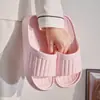 Novas pantufas casuais de verão com sola macia para mulheres, pantufas para casa, banheiro e banho para homens