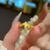 Novo Anel Artesanal Tradicional Dourado Estilo Chinês "Dinheiro Vem Rápido" com Acabamento de Luxo, Design de Nicho, Anel do Ano do Cavalo do Zodíaco para Mulheres