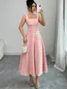 Modelo Nuevo Verano 2026 Vestido Rosa Socialité de Cuello Redondo con Botones de Pedrería y Diseño de Ganchillo Hueco, Vestido de Punto Ajustado sin Mangas