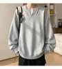 Sudadera negra con cuello en V y remaches para hombre, top versátil de otoño de corte holgado, marca de moda nueva chaqueta estilo americano para jóvenes 2026