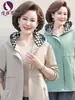 Nueva chaqueta con capucha de otoño para madres, color liso, elegante y rejuvenecedora, gabardina de manga larga para mujeres de mediana edad y mayores