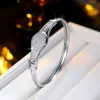 Pulsera de cierre de circonita de lujo ligero estilo europeo y americano, nueva joyería versátil de alta gama para ir al trabajo y fiestas nocturnas, un regalo para una novia