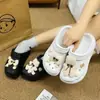 Urso de Pelúcia Bege Moderno e Fofo com Laço Novos Acessórios Charms para Sapatos DIY para Tamancos