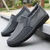 Nuevos Zapatos de Malla de Verano 2026 para Hombres de Mediana Edad y Mayores, Tela Hueca Transpirable, Resistentes al Desgaste, Slip-on, Zapatos de Papá, Suministro al por Mayor