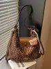 Bolso tote popular de estampado de leopardo estilo coreano diseño de nicho transfronterizo para mujer, gran capacidad, tendencia retro, bolso de un solo hombro, bolso de viaje