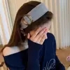 Diadema de Corona Alta con un Sofisticado Diseño Negro Estilo Chanel, Moño de Perlas Coreano, Sencillo Accesorio para el Cabello para Mujeres
