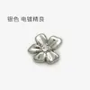 Botão floral folheado a ouro, cravejado de diamantes, para suéteres femininos, apresentando delicados adornos, pequenos botões com detalhes em diamante e um design floral metálico para camisas.