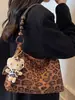 La popular bolsa de gran capacidad con estampado de leopardo para mujer de este año es el nuevo estilo de moda 2026, un bolso de hombro tipo tote elegante y de buen aspecto para el día a día.
