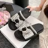 Sandalias Francesas Bow 2026 para Mujer Verano Exterior Suela Gruesa Pedrería Fondo Plano Combinación Verano Nuevas Faldas Versátiles