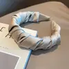 Estilo coreano sedoso cetim plissado enrolamento headband para elevado cranial top wide style elegante all-match cabelo pressão headband para as mulheres