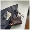 Bolso cubo tejido de alta gama transfronterizo para mujer, nuevo bolso cruzado versátil de moda 2026, bolso de mano y bolso de hombro simples
