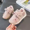 Zapatos Casuales con Decoración de Flores para Niñas 2026 Primavera/Otoño Nuevos Zapatos Infantiles de Suela Blanda Forrest Gump Zapatos Deportivos Cómodos para Niños Medianos y Grandes