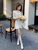Vestido de punto color marfil blanco estilo dulce dorado para Otoño e Invierno con solapas, manga larga, accesorios de diamantes, suéter básico, falda corta