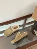 Chinelos fechados estilo francês com salto oculto, novo design de bico redondo 2026, com fivela, feitos de camurça e pelo sintético, disponíveis nas cores cáqui, caramelo e café