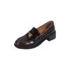 Mocassins de couro vintage com fivelas douradas, sapatos slip-on femininos com saltos grossos e bico redondo, sapatos de couro versáteis estilo britânico com solado grosso