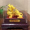 Estatuetas de Pixiu para Atrair Riqueza e Prosperidade, Ouro Areia de Pelúcia, Pixiu Rico, Presente Promocional para Companhias de Seguros e Lojas 4S, Resina Banhada a Ouro