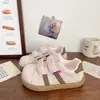 Tenis rosas de velcro para mujer, lindos y peculiares, nuevos zapatos chic de otoño de nicho tipo pan inflado, zapatillas blancas estilo entrenamiento alemán y Forrest Gump