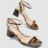 Sapatos de Salto Alto de Tira Única Verão Estilo Europeu e Americano Comércio Exterior Transfronteiriço para Mulheres, Novo Estilo com Salto Bloco, Sandálias Abertas Simples e Elegantes