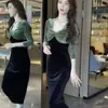 Vestido de Moda Transfronterizo Otoño e Invierno Nuevo Tejido Retorcido Parches Bloques de Color Terciopelo Cuello en U Cintura Plisada Adelgazante Vestido Largo