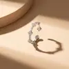 Anel moderno e popular de zircônia requintado e ultrabrilhante para mulheres, luxo leve com um toque de alta qualidade, anel aberto ajustável, banhado a ouro real