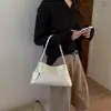 Bolsa de ombro feminina da moda, casual, estilosa, retrô, versátil, de nicho, luxo leve, popular e adequada para o trajeto diário
