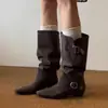 Nuevas botas de gamuza plisada de tacón grueso de moda 2026 para mujer con hebilla de cinturón, punta cuadrada, botas de caballero retro
