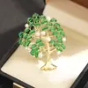 Broche Árbol de la Fortuna Exquisito de Gama Alta Lujo Ligero Versátil Pin de Árbol Perenne Verde Amarillo Pino Broche de Perlas