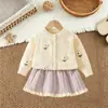 Conjunto de Suéter para Meninas Outono Inverno 2026 Novo Conjunto de Duas Peças Cardigan de Tricô Floral Infantil Saia de Lã de Bebê