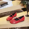 Sapatos Mary Jane de Pele de Ovelha Estilo Novo Verão 2026 para Mulheres, Sapatos Pequenos de Couro Versáteis Casuais da Moda Plissados