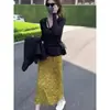 Saia de Verão Amarela Floral de Cintura Alta Emagrecedora que Valoriza o Corpo Pera, com Caimento Fluido, Design Único e Fenda para Mulheres