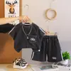Conjunto de Verão para Menino 2026 Nova Roupa Infantil Verão Estilo Coreano Letra Manga Curta Roupas Casuais Conjunto de Duas Peças Tendência