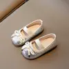 Sapatos de Couro Infantis Outono Novo Estilo Sapatos de Couro da Moda para Meninas Pequenas Sapatos Individuais Brilhantes Versáteis para Bebês Sapatos de Princesa com Solado Macio para Crianças