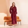 Roupão de Banho Longo de Pelúcia Novo Estilo Inverno 2026 para Mulheres, Tamanho Grande, Adequado para Hotéis, Salões de Beleza, Pijamas Casuais Estilo Europeu e Americano