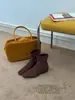 Botas curtas de bico quadrado, com aumento de altura, modelo novo outono/inverno 2026, com zíper traseiro, adequadas para combinar com saias