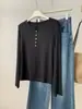 Camiseta de manga larga para mujer, estilo coreano, casual, adelgazante, versátil, cuello redondo, base, con botones de concha, de Tencel y lana, para otoño e invierno