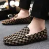 Mocassins simples da moda masculinos, sapatos slip-on leves, slip-ons respiráveis, sapatos de dirigir tamanho grande para vendas transfronteiriças