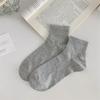 Calcetines de mujer primavera y verano 2024 nuevos color caramelo dopamina Blanco calcetines pequeños calcetines de algodón para mujer al por mayor