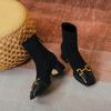 Botas Curtas para Mulheres Primavera e Outono Botas Simples Bico Quadrado Salto Grosso Botas Femininas 2025 Novo Estilo Francês Detalhe de Cavalo Retrô Cano Médio Botas Slim