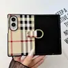 Nueva funda de teléfono a cuadros estilo europeo y americano adecuada para Samsung ZFold8, diseño de letras de marca de moda, cobertura total para teléfono plegable Huawei PuraXMax