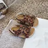 Sandalias Infantiles 2026 Verano Nuevo Estilo Sandalias Infantiles Estilo Coreano Retro Estampado de Leopardo Piel Nobuck Birkenstock Suela Suave para Niños y Niñas