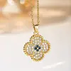 Conjunto de Moda de Collar, Aretes y Pulsera de Flor de Cuatro Hojas de Lujo Ligero con Diamantes Completos de Venta Caliente Transfronteriza, Sencillo y Versátil, Elegante, Precio de Fábrica