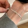 Pulsera minimalista de cadena de hueso de serpiente con lazo plateado para mujer, nicho de lujo ligero, sentido de alta gama para regalar a novias, collar de mano al por mayor