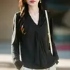 Camiseta de tricô estilo francês, fluida, com decote em V para mulheres, apresentando um delicado padrão jacquard, um design suave e elegante, e um modelo justo de manga comprida, adequado para primavera e outono