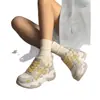 Zapatos de papá para mujer 2026 verano nuevo modelo, malla transpirable con diseño hueco, zapatos casuales que aumentan la altura, suela suave, antideslizantes, cómodos zapatos deportivos