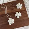 Collar largo tejido de perlas estilo coreano inspirado en ins con flor tridimensional, cadena para la clavícula exquisita de nicho de lujo ligero, accesorio de cadena para suéter
