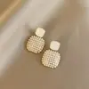 Brincos de Pérola Estilo Vintage de Hong Kong para Mulheres, Brincos Modernos de Alta Qualidade, Acessórios de Orelha Versáteis Dourados, Pingentes de Orelha da Moda para Atacado